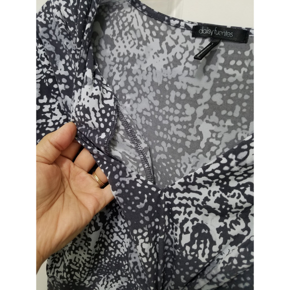Daisy Fuentes Sz L Short Sleeve Twisted Front BOHO Gray V-NECK Women Top - Picture 3 of 12